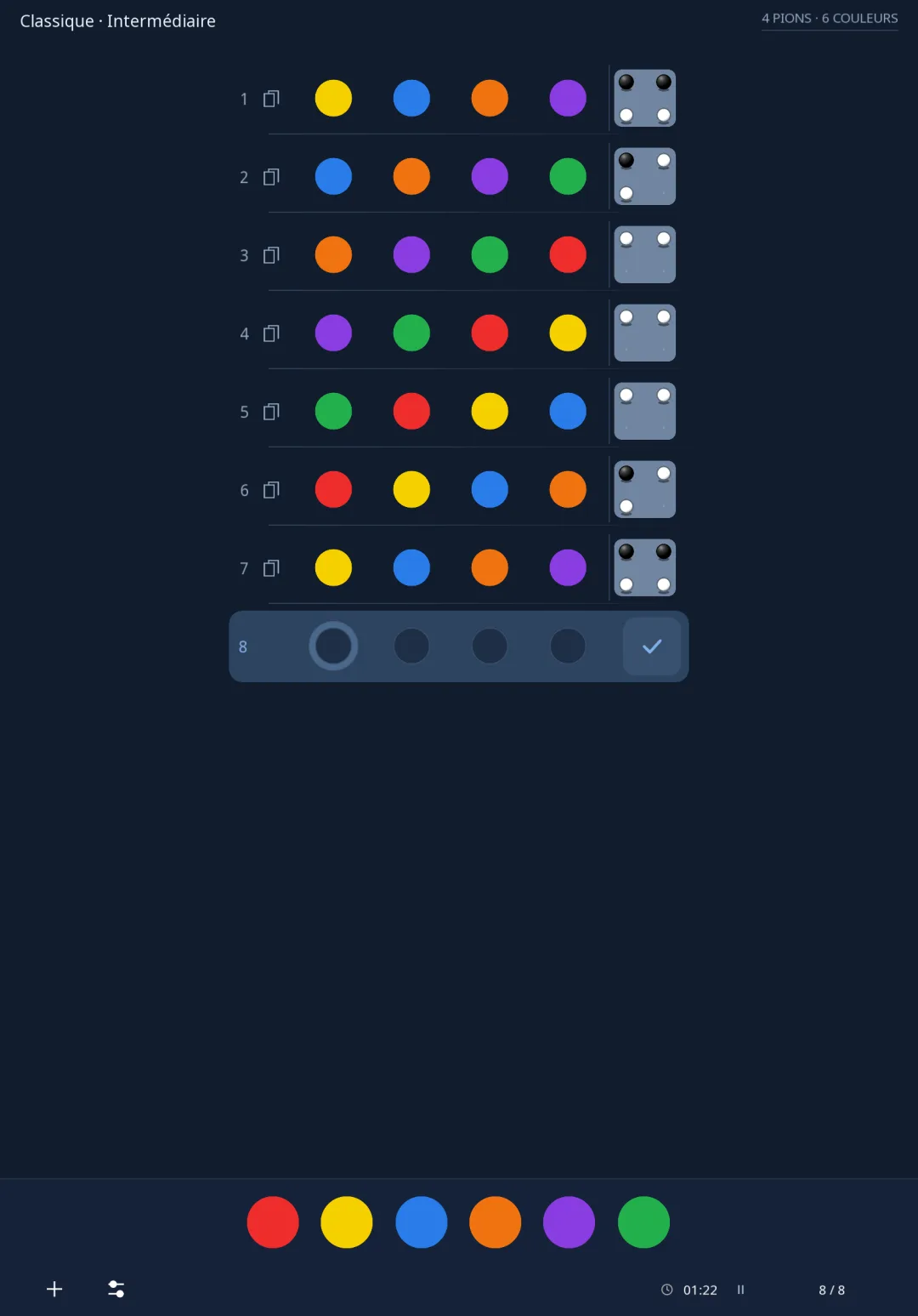 Partie de Code Breaker sur tablette, thème sombre : les lignes d’essais et leurs indices centrées en haut de l’écran, et la palette des couleurs en bas.